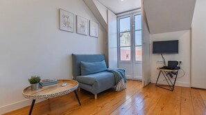 TV - Cosy Apartment in Bairro Alto by LovelyStay (Encarnação)