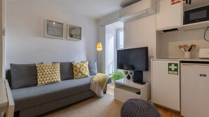 TV - Cozy 1BDR Apartment by LovelyStay (Lisbon)