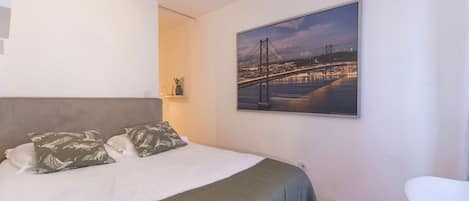 1 habitación, tabla de planchar con plancha, wifi gratis y ropa de cama