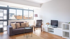 TV - Bright & Central Apartment by LovelyStay (Lisboa)