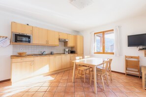Private kitchen - Bright Chalet with mountain view terrace - panoramic first floor (La Salle-les-Alpes)