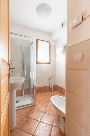 Secadora de cabello, bidet, toallas, jabón 