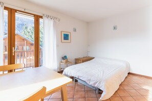 Tabla de planchar con plancha, wifi y ropa de cama 