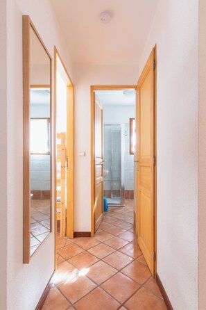 Hair dryer, bidet, towels, soap - Bright Chalet with mountain view terrace - panoramic first floor (La Salle-les-Alpes)