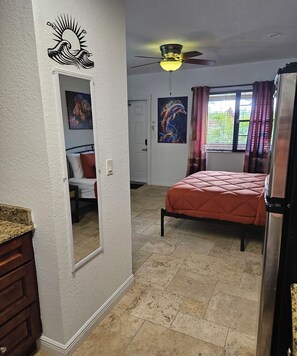 1 chambre, fer et planche à repasser, Wi-Fi gratuit, draps fournis