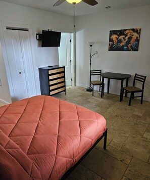 1 chambre, fer et planche à repasser, Wi-Fi gratuit, draps fournis