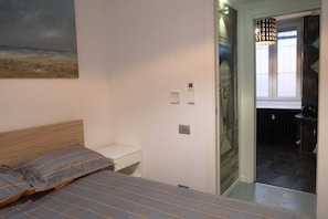 Internet, bed sheets - Just minutes away from San Siro and San Carlo Hospital. (Milano)