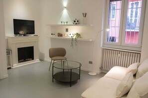 Living area - Just minutes away from San Siro and San Carlo Hospital. (Milano)