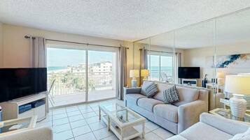 Condo, 1 King Bed with Sofa bed (Madeira Norte 416) | Living area