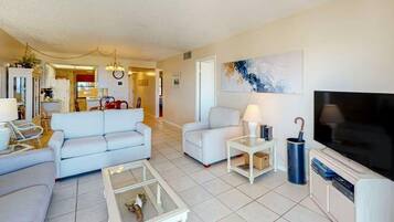Condo, 1 King Bed with Sofa bed (Madeira Norte 416) | Living area