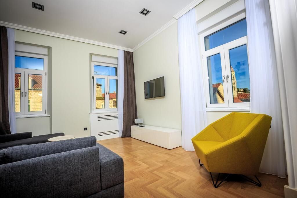 Apartment, 3 Bedrooms, Smoking, Garden View | Living room