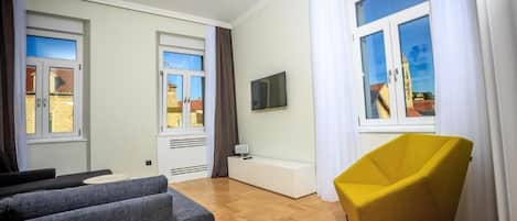 Apartment, 3 Bedrooms, Smoking, Garden View | Living room