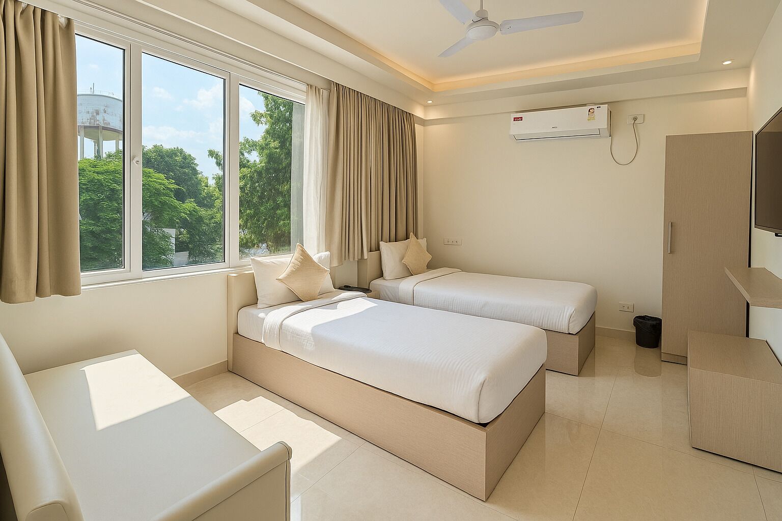 Bàn, khu vực làm việc phù hợp cho laptop, màn/rèm cản sáng 