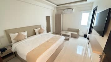 Escrivaninha, espaço de trabalho para notebook, cortinas blackout