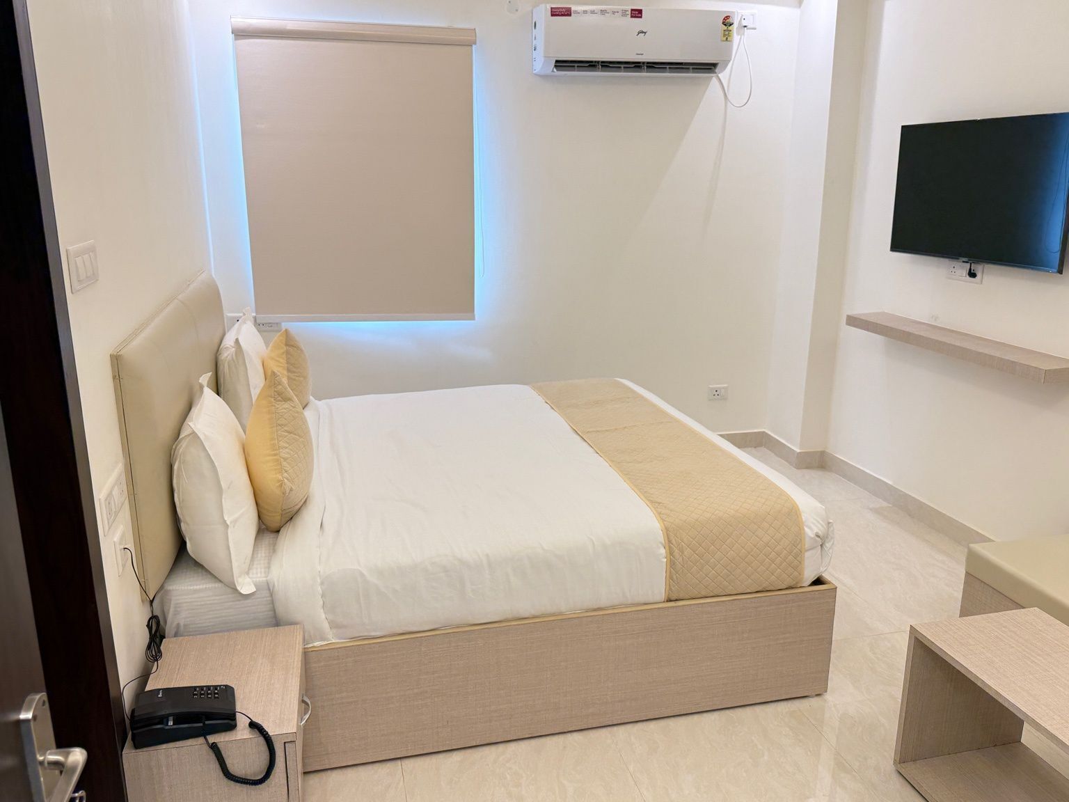 Skrivbord, arbetsyta för laptop och mörkläggningsgardiner