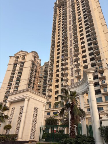 A cozy and comfortable  1bhk apartment in Noida near Business Park and Mall