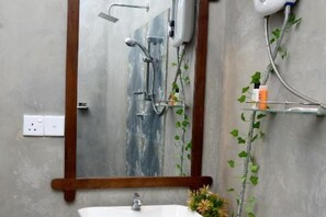 Doccia, asciugacapelli, asciugamani, sapone