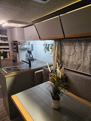 Kühlschrank, Ofen, Herdplatte, Geschirrspüler