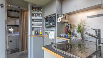 Een koelkast, een oven, een kookplaat, een vaatwasser