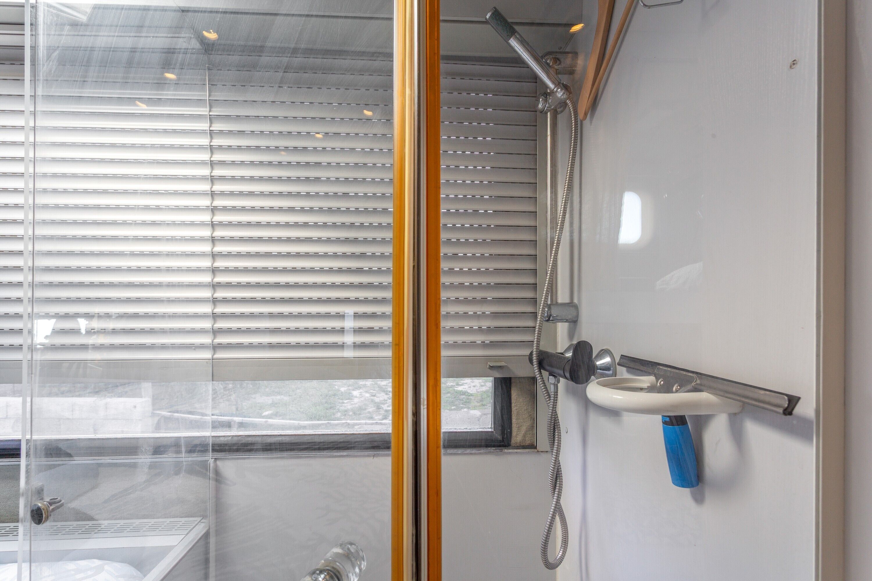 Chuveiro, secador de cabelo, toalhas de banho 