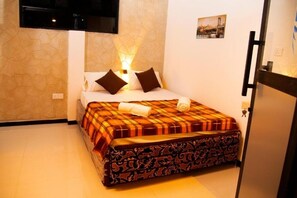 1 dormitorio, tabla de planchar con plancha, wifi y ropa de cama