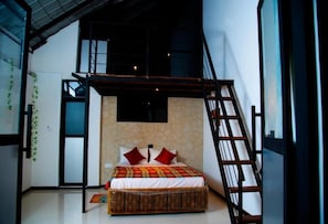 1 bedroom, iron/ironing board, WiFi, bed sheets - Ella Mountain Breeze Villa: King Suite with Balcony (Ella)