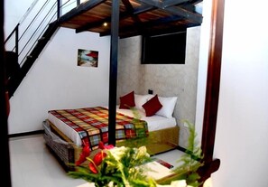 1 bedroom, iron/ironing board, WiFi, bed sheets - Ella Mountain Breeze Villa: King Suite with Balcony (Ella)