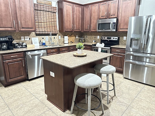 4mi to AT&T Stadium-Outdoor Patio  TV + Fire Pit-Pool Table - Massage Recliners