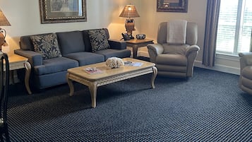 Villa Ville, salle de bains attenante, vue golf | Bar lounge