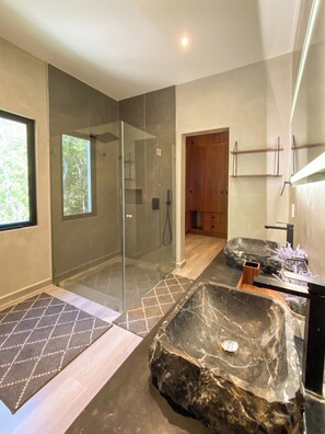 Douche, sèche-cheveux, serviettes fournies, savon