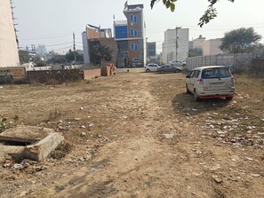 Property grounds - Hotel Modernio RK Dham Family Oriented & Peaceful (Vrindavan)