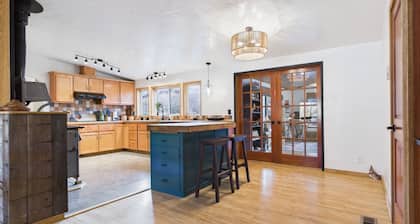 Spacious River View Retreat in serene White Bird