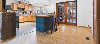 Spacious River View Retreat in serene White Bird