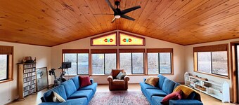 The River House a Spacious Retreat in serene White Bird