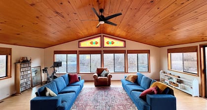 The River House a Spacious Retreat in serene White Bird