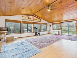 Interior - Spacious River View Retreat in serene White Bird (White Bird)