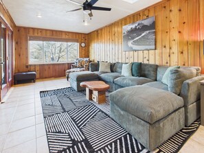 TV - Spacious River View Retreat in serene White Bird (White Bird)