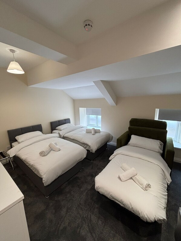 1 bedroom, iron/ironing board, WiFi, bed sheets - Disabled-access king-sized room in a friendly 1852 pub and 4-star B&B. (Mountain Ash)