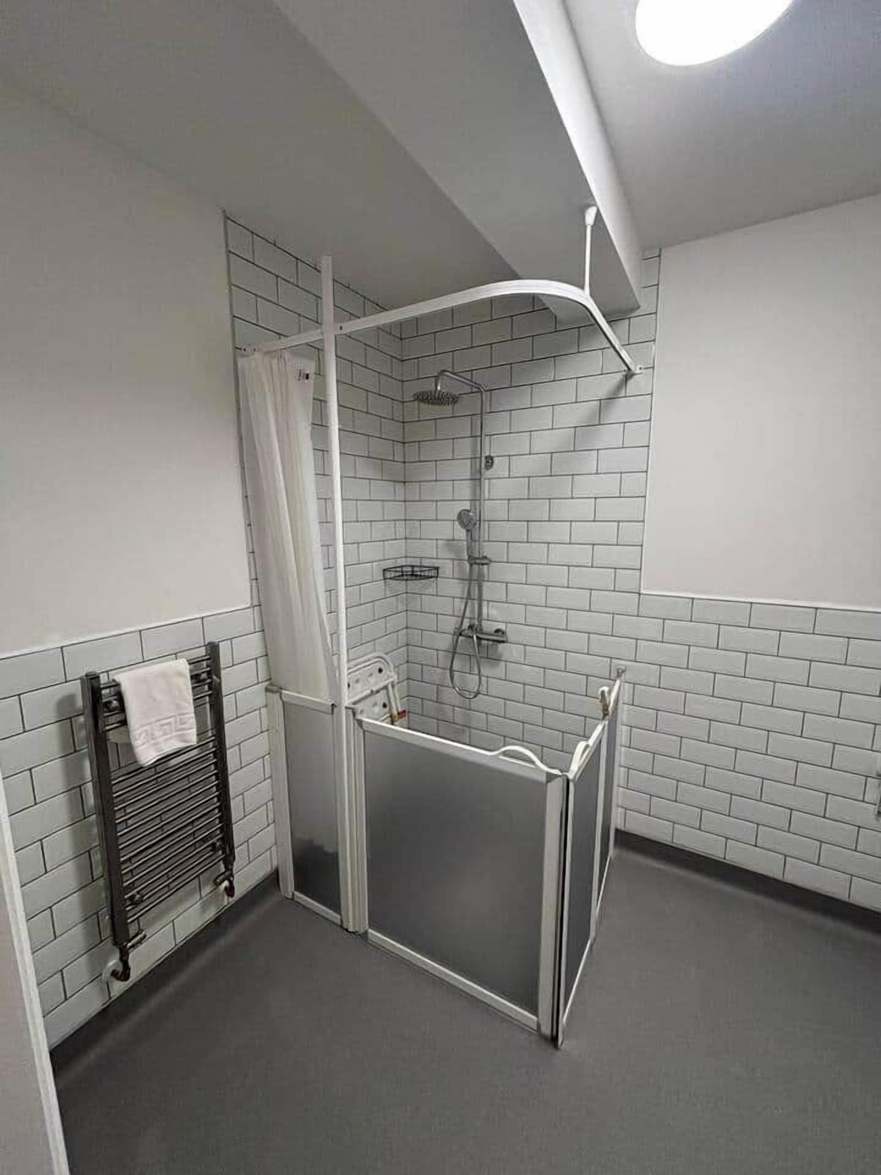 Douche, sèche-cheveux, serviettes fournies, savon