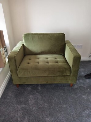 Living area - Disabled-access king-sized room in a friendly 1852 pub and 4-star B&B. (Mountain Ash)