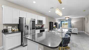 Refrigerador, microondas, horno, placa de cocina