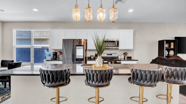 Coffee/tea maker, fridge, microwave, oven - Cozy Phoenix Home 4 Bedrooms Family friendly & Fast Wi-Fi (Phoenix)