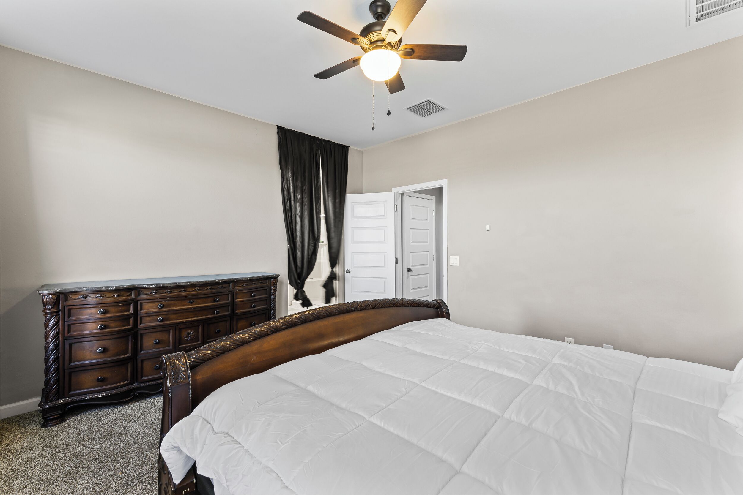 4 habitaciones, escritorio, tabla de planchar con plancha y wifi gratis 