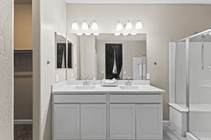 Sèche-cheveux, bidet, serviettes fournies, savon
