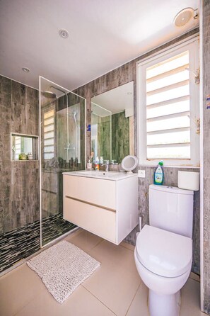 Hair dryer, towels - Cottage Beach House NBBC 1 – Beachfront Escape, Just Steps from the Sea (Baie Nettlé)
