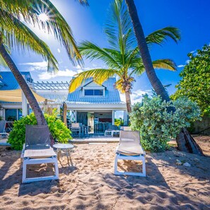 Terrace/patio - Cottage Beach House NBBC 1 – Beachfront Escape, Just Steps from the Sea (Baie Nettlé)