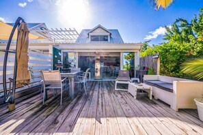 Outdoor dining - Cottage Beach House NBBC 1 – Beachfront Escape, Just Steps from the Sea (Baie Nettlé)