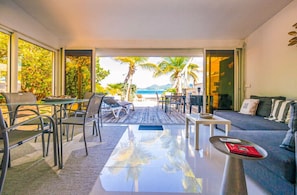 TV - Cottage Beach House NBBC 1 – Beachfront Escape, Just Steps from the Sea (Baie Nettlé)