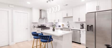 Fridge, microwave, stovetop, dishwasher