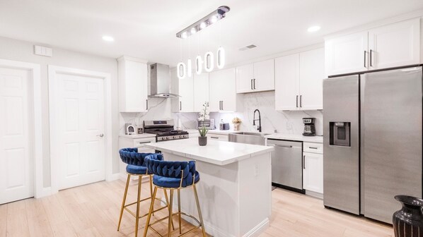 Réfrigérateur, micro-ondes, plaque de cuisson, lave-vaisselle